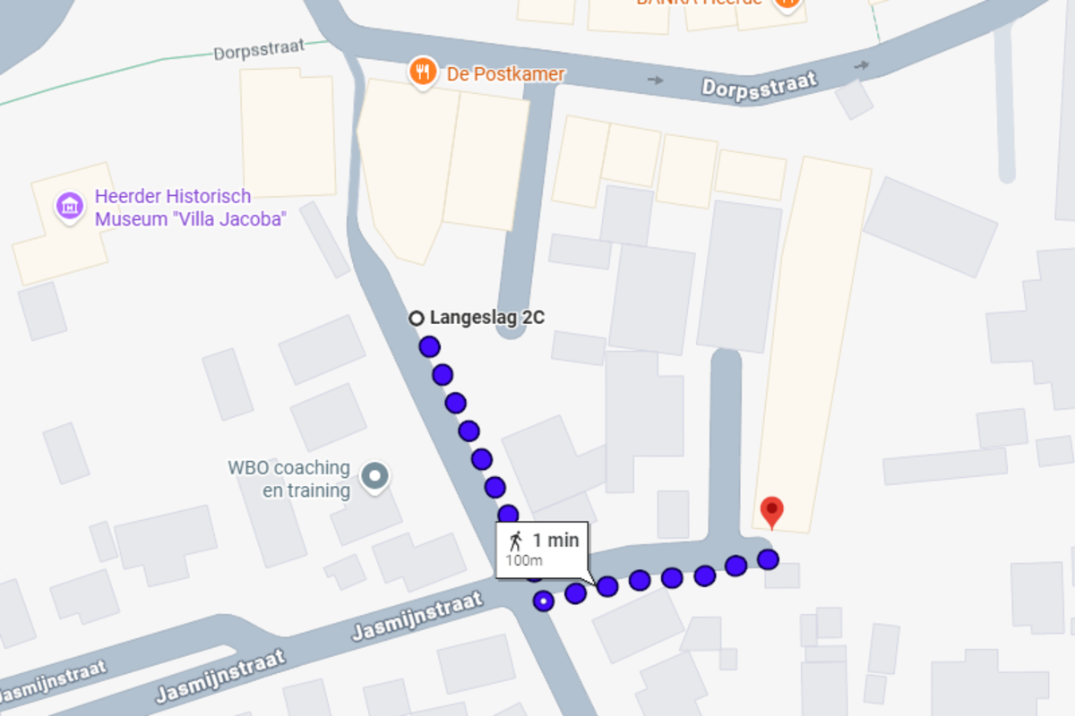 Plattegrond met een gemarkeerde wandelroute vanaf de parkeerplaats aan de Langeslag naar de ingang van de praktijk.